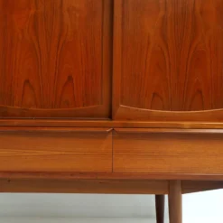 Buffet danois des années 1960 par l'architecte Henning Kjærnulf, signé.