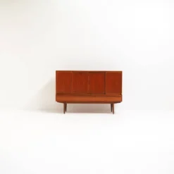 Buffet danois des années 1960 par l'architecte Henning Kjærnulf, signé.