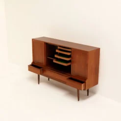 Buffet danois des années 1960 par l'architecte Henning Kjærnulf, signé.