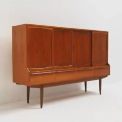 Buffet danois des années 1960 par l'architecte Henning Kjærnulf, signé.