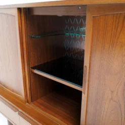 Buffet danois des années 1960 par l'architecte Henning Kjærnulf, signé.