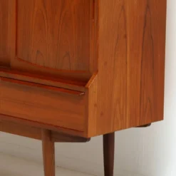 Buffet danois des années 1960 par l'architecte Henning Kjærnulf, signé.