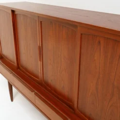 Buffet danois des années 1960 par l'architecte Henning Kjærnulf, signé.