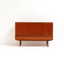 Buffet danois des années 1960 par l'architecte Henning Kjærnulf, signé.