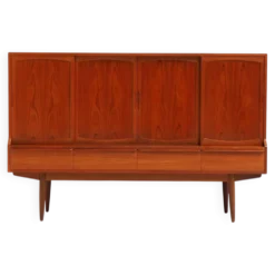 Buffet danois des années 1960 par l'architecte Henning Kjærnulf, signé.