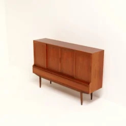 Buffet danois des années 1960 par l'architecte Henning Kjærnulf, signé.