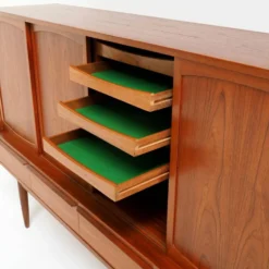 Buffet danois des années 1960 par l'architecte Henning Kjærnulf, signé.