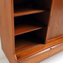 Buffet danois des années 1960 par l'architecte Henning Kjærnulf, signé.