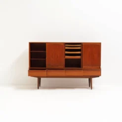 Buffet danois des années 1960 par l'architecte Henning Kjærnulf, signé.