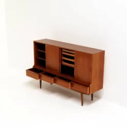 Buffet danois des années 1960 par l'architecte Henning Kjærnulf, signé.