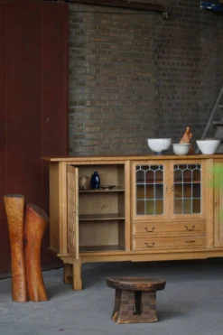Buffet danois en chêne avec portes en verre au plomb, Henning Kjærnulf, Danemark, années 1960