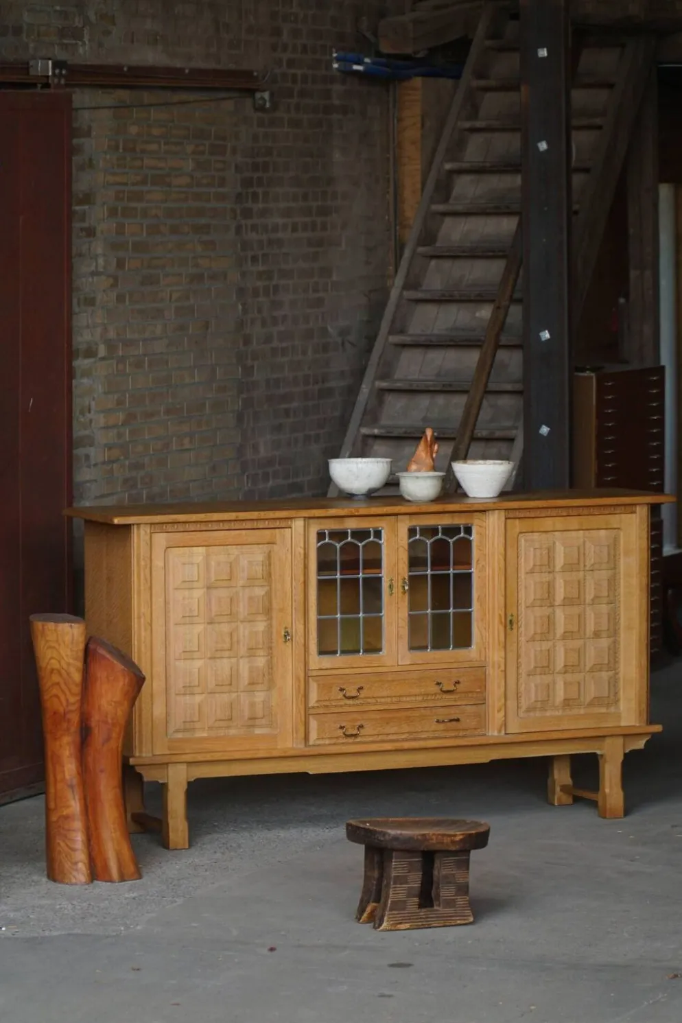 Buffet danois en chêne avec portes en verre au plomb, Henning Kjærnulf, Danemark, années 1960
