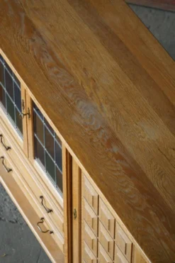Buffet danois en chêne avec portes en verre au plomb, Henning Kjærnulf, Danemark, années 1960