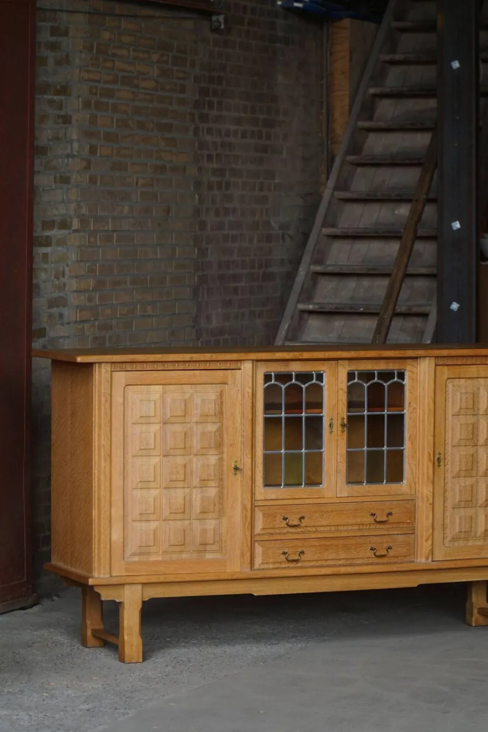 Buffet danois en chêne avec portes en verre au plomb, Henning Kjærnulf, Danemark, années 1960