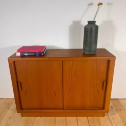 Buffet danois en teck avec portes coulissantes, années 1960