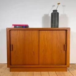 Buffet danois en teck avec portes coulissantes, années 1960