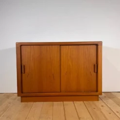 Buffet danois en teck avec portes coulissantes, années 1960