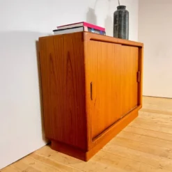 Buffet danois en teck avec portes coulissantes, années 1960