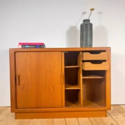 Buffet danois en teck avec portes coulissantes, années 1960