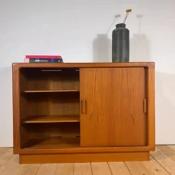 Buffet danois en teck avec portes coulissantes, années 1960