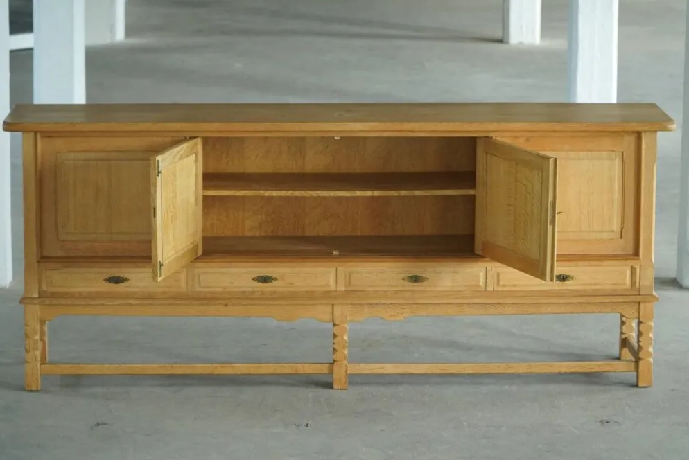 Buffet danois « Mid Century », style « Low Modern », en chêne, Henning Kjærnulf, années 1960