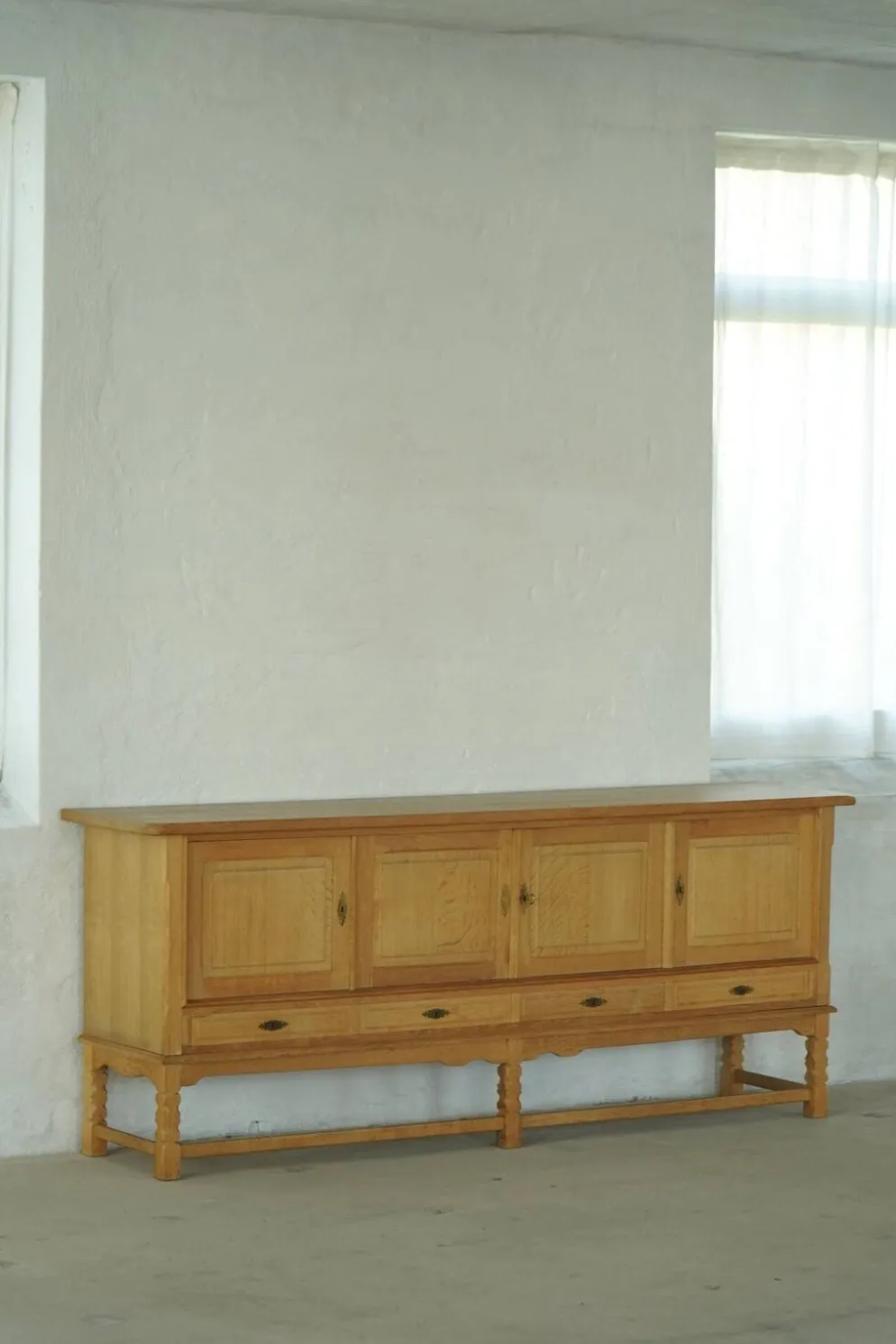 Buffet danois « Mid Century », style « Low Modern », en chêne, Henning Kjærnulf, années 1960