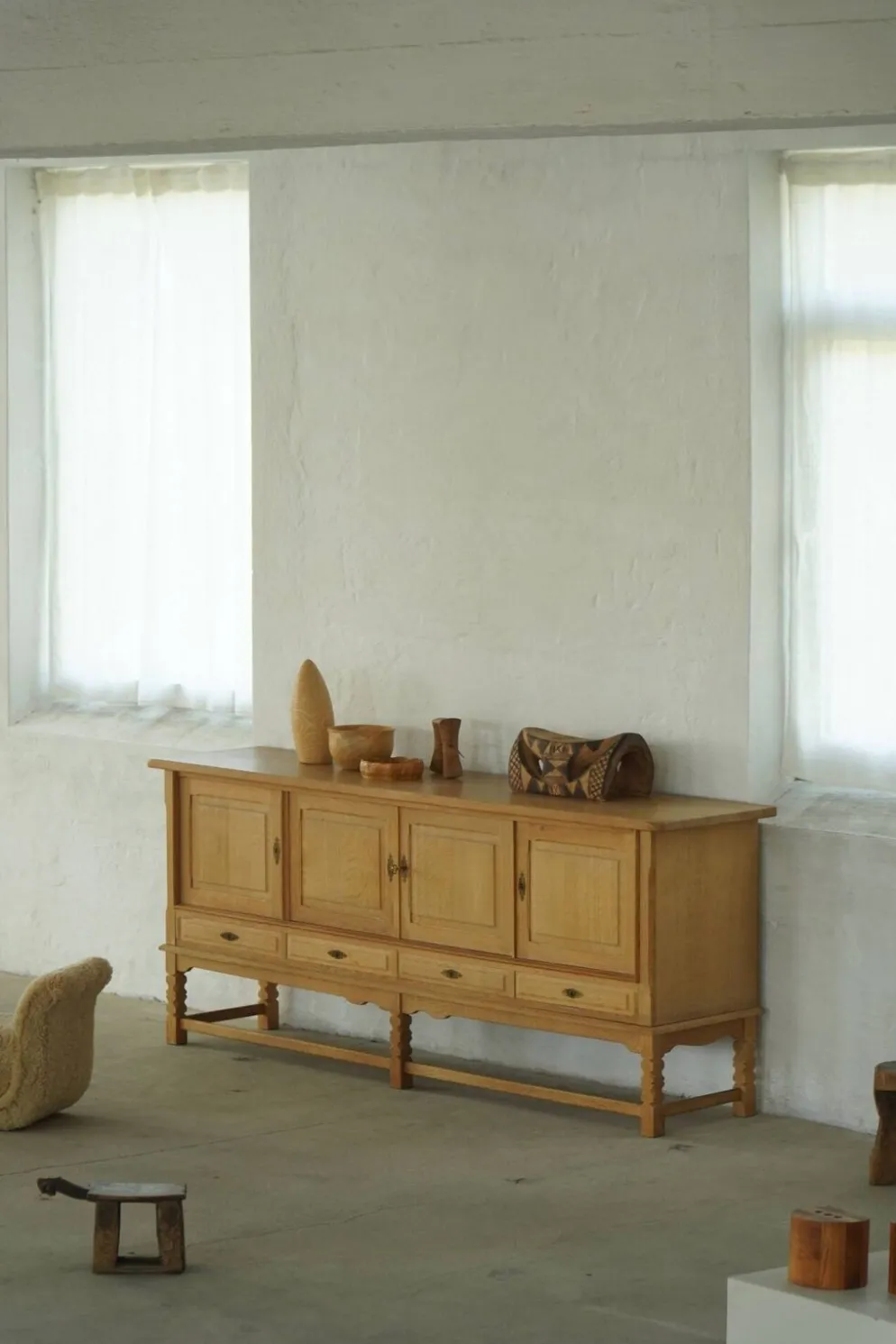 Buffet danois « Mid Century », style « Low Modern », en chêne, Henning Kjærnulf, années 1960
