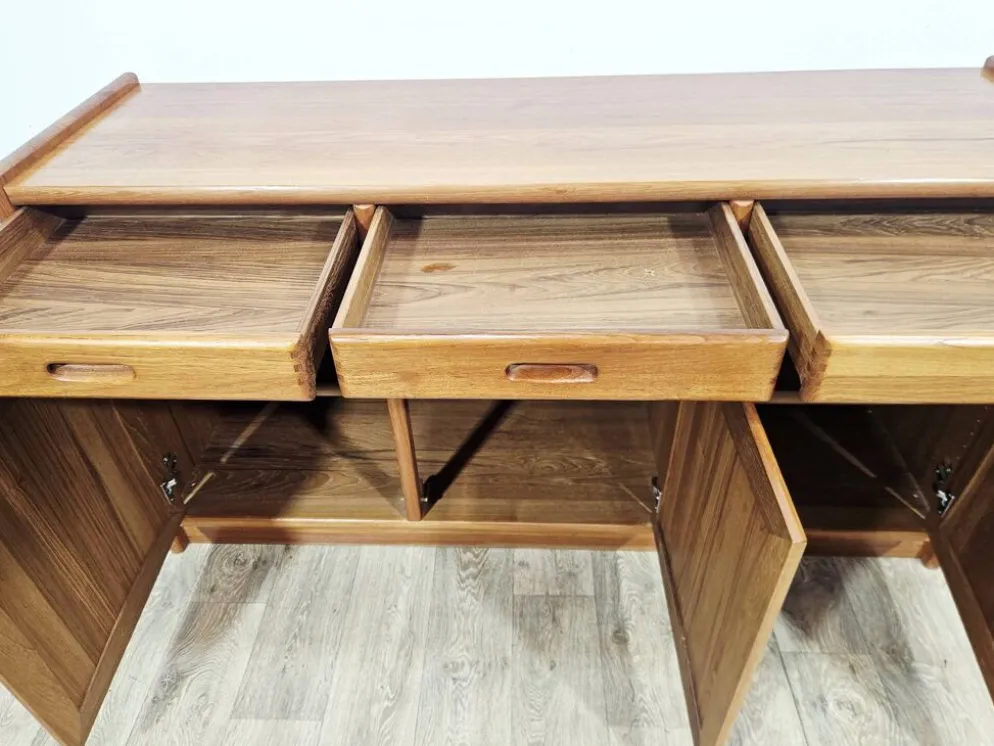 Buffet danois moderne Dyrlund Dania en teck, années 1980