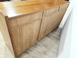 Buffet danois moderne Dyrlund Dania en teck, années 1980