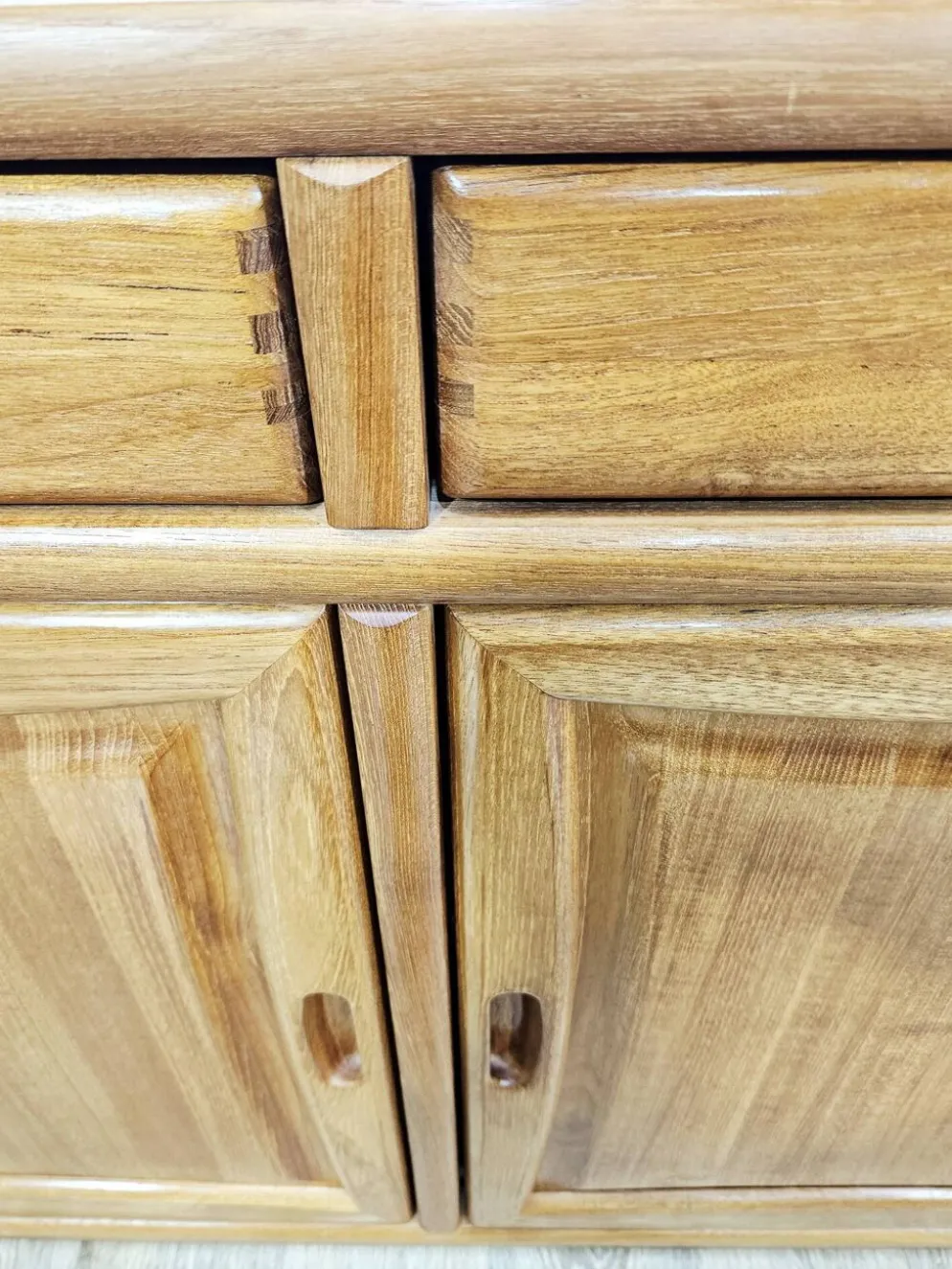 Buffet danois moderne Dyrlund Dania en teck, années 1980