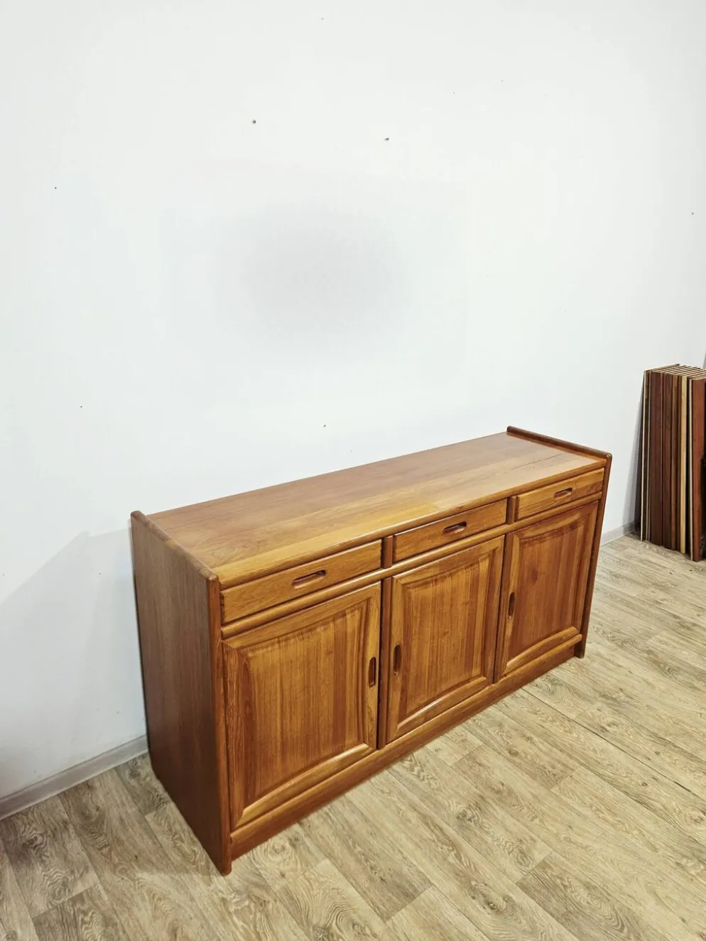 Buffet danois moderne Dyrlund Dania en teck, années 1980