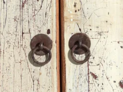 Buffet d’autel ancien laqué en bois de pin – Chine, vers 1900