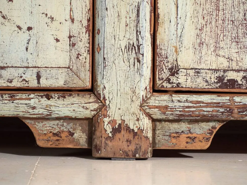 Buffet d’autel ancien laqué en bois de pin – Chine, vers 1900