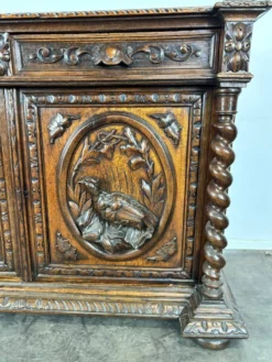 Buffet de chasse de style Henri II en chêne sculpté à colonnes torsadées