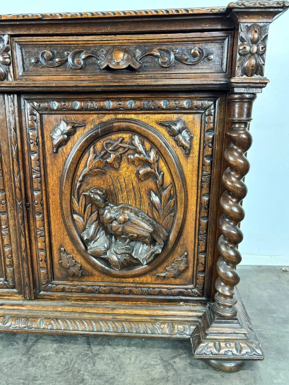 Buffet de chasse de style Henri II en chêne sculpté à colonnes torsadées