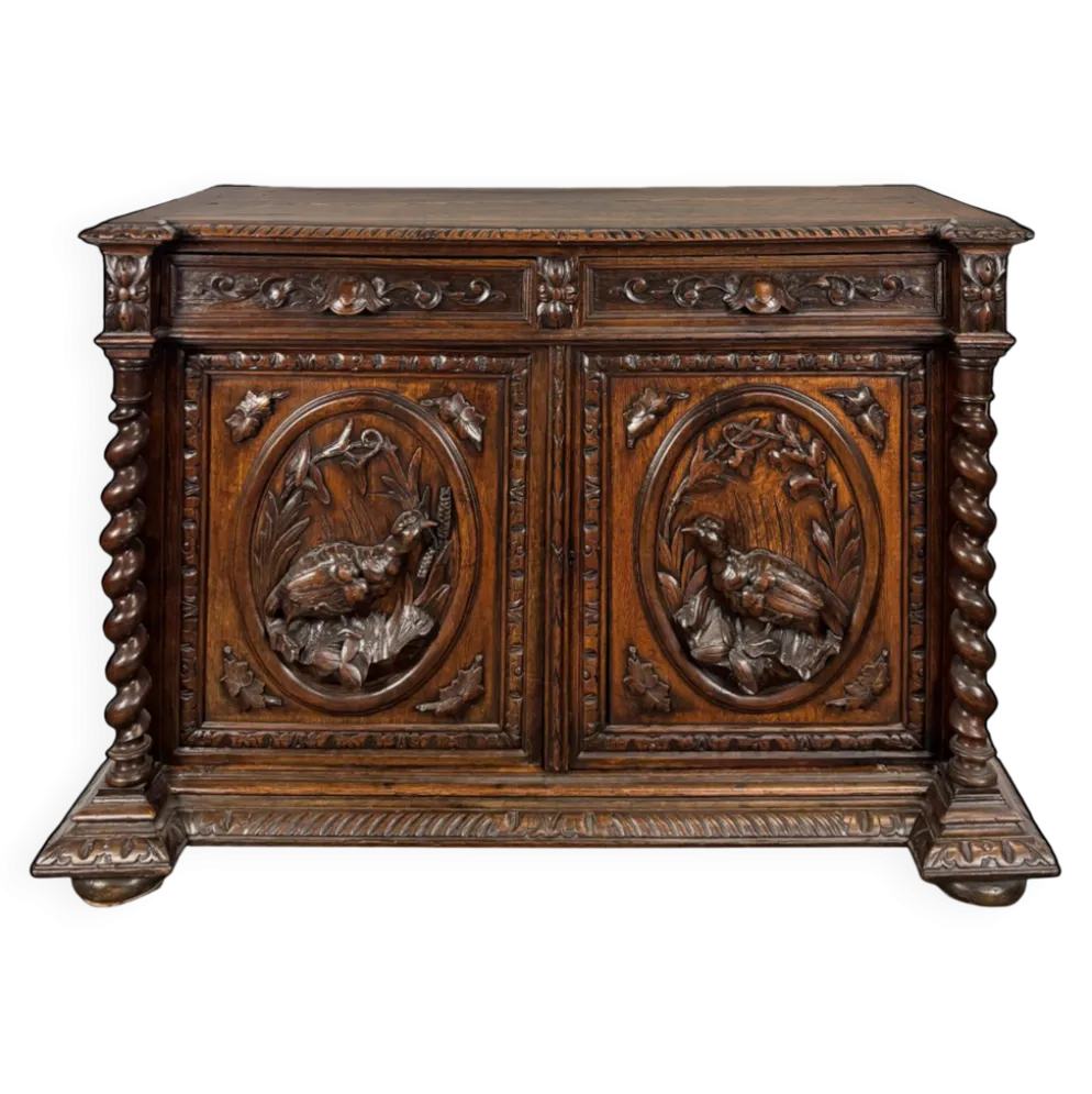 Buffet de chasse de style Henri II en chêne sculpté à colonnes torsadées
