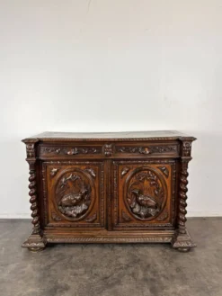 Buffet de chasse de style Henri II en chêne sculpté à colonnes torsadées