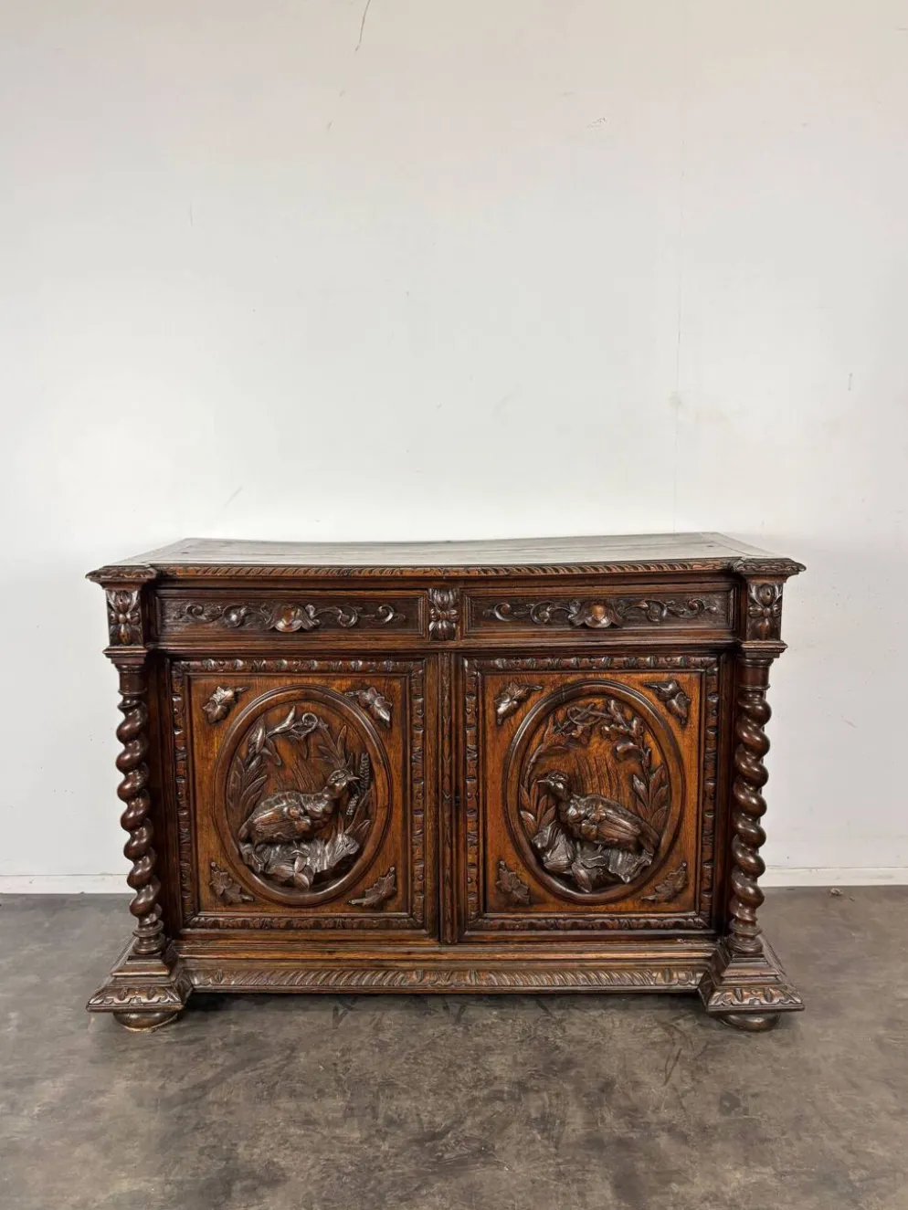 Buffet de chasse de style Henri II en chêne sculpté à colonnes torsadées