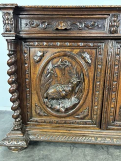Buffet de chasse de style Henri II en chêne sculpté à colonnes torsadées