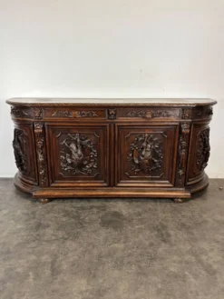Buffet de chasse de style Henri II en chêne sculpté à colonnes torsadées