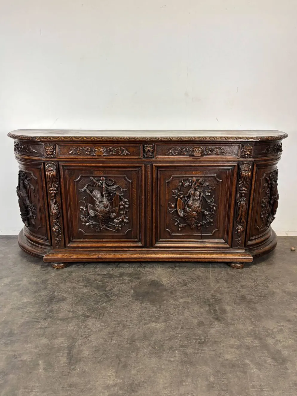 Buffet de chasse de style Henri II en chêne sculpté à colonnes torsadées