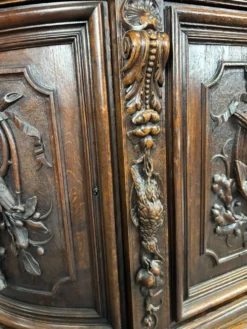 Buffet de chasse de style Henri II en chêne sculpté à colonnes torsadées