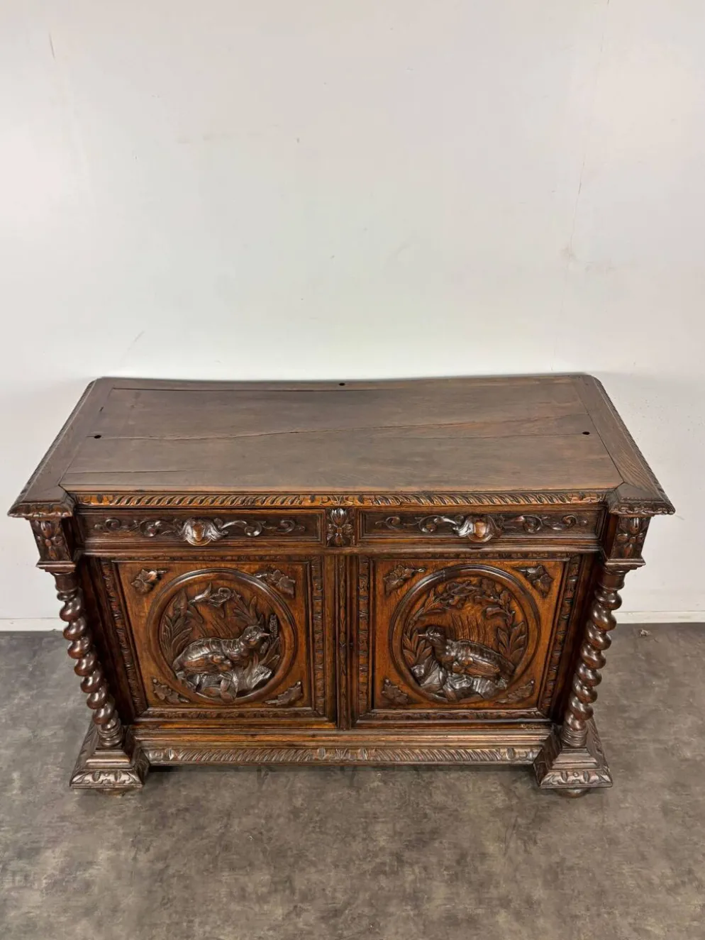 Buffet de chasse de style Henri II en chêne sculpté à colonnes torsadées