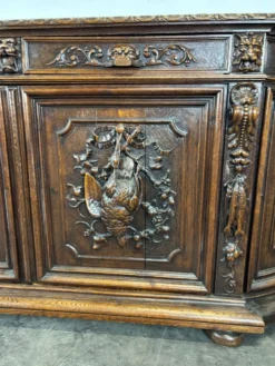 Buffet de chasse de style Henri II en chêne sculpté à colonnes torsadées