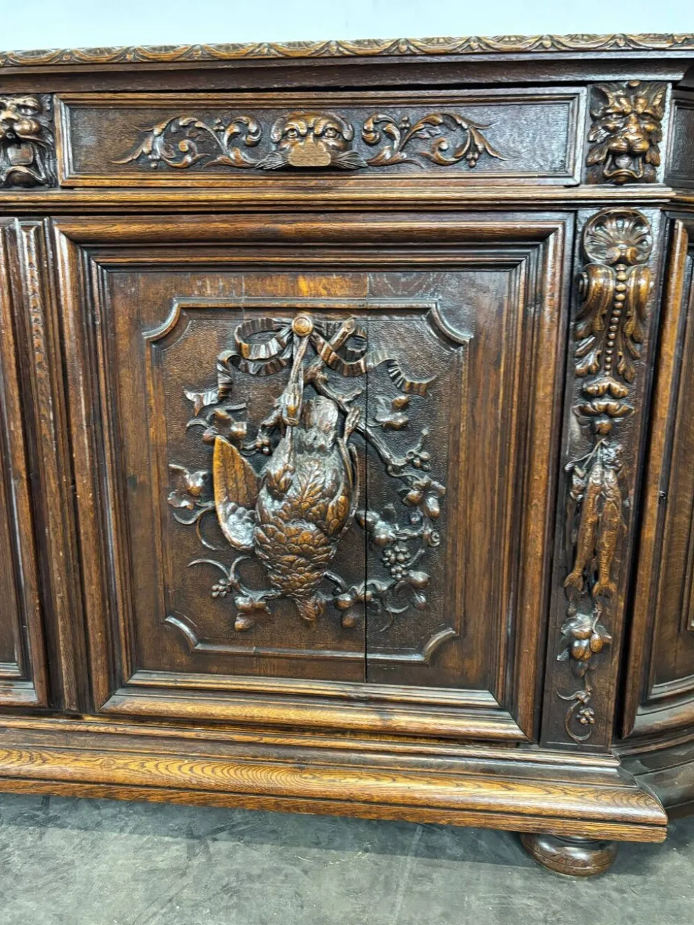 Buffet de chasse de style Henri II en chêne sculpté à colonnes torsadées