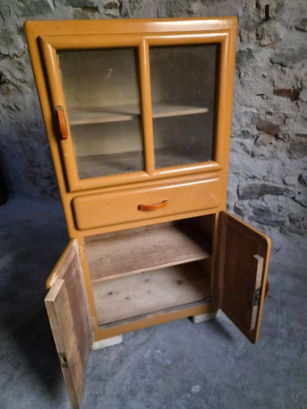 Buffet de cuisine art déco français vintage avec poignées en bakélite, années 1930–1940