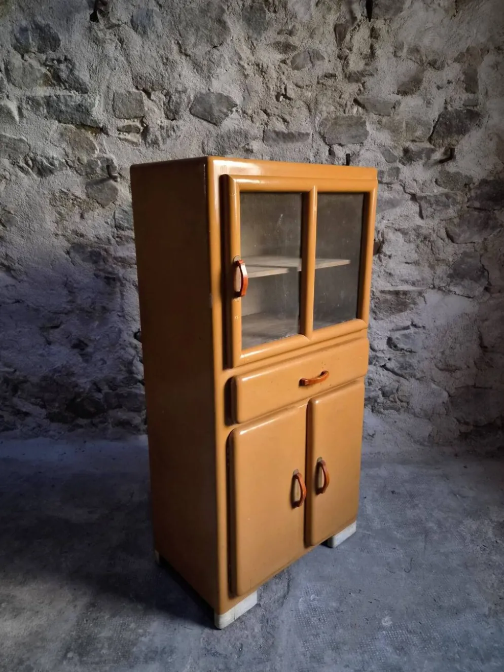 Buffet de cuisine art déco français vintage avec poignées en bakélite, années 1930–1940