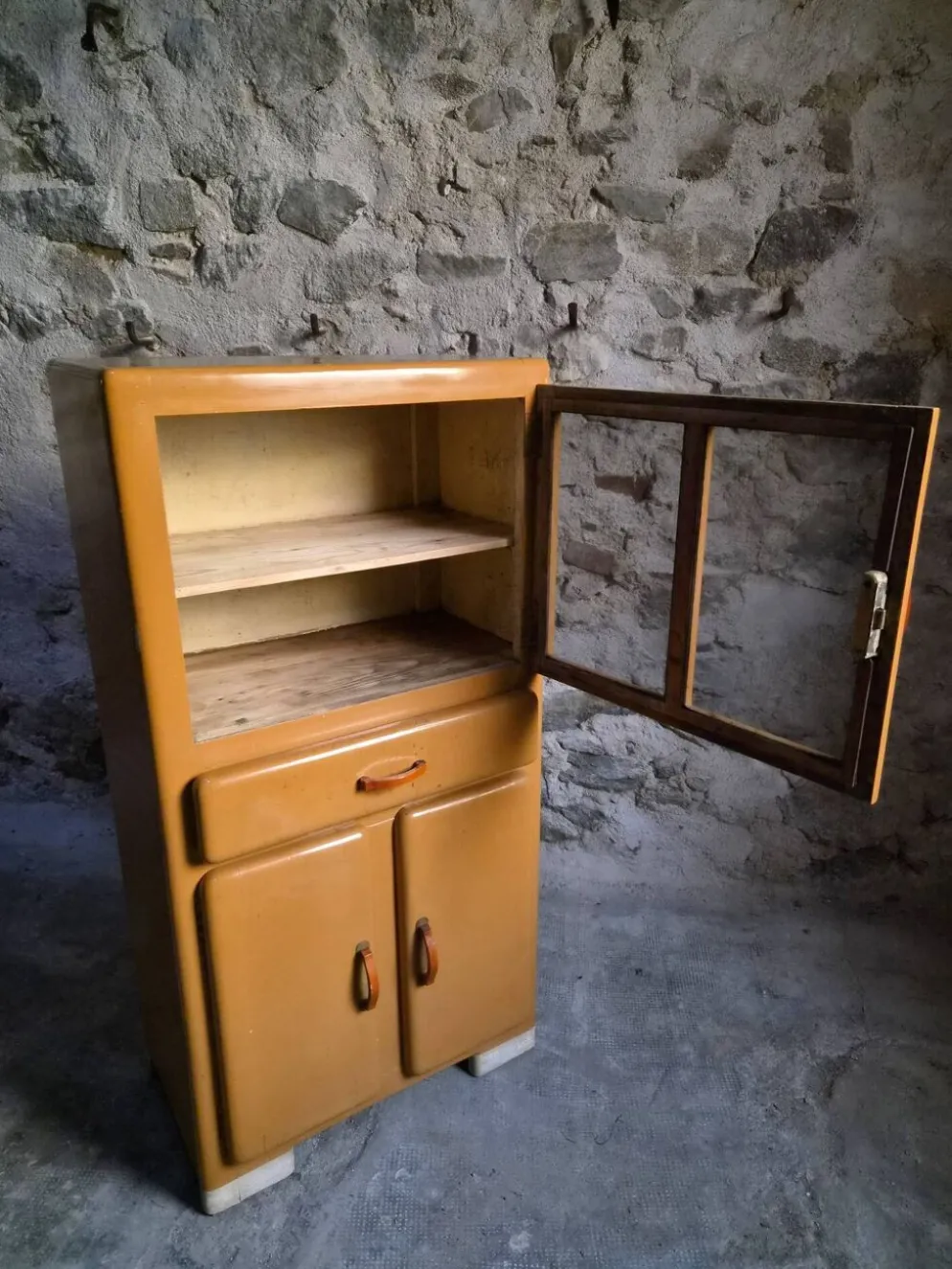 Buffet de cuisine art déco français vintage avec poignées en bakélite, années 1930–1940