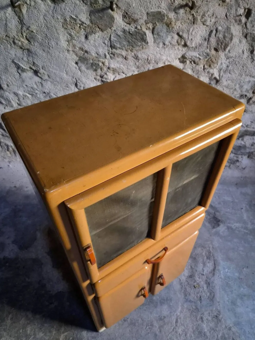 Buffet de cuisine art déco français vintage avec poignées en bakélite, années 1930–1940
