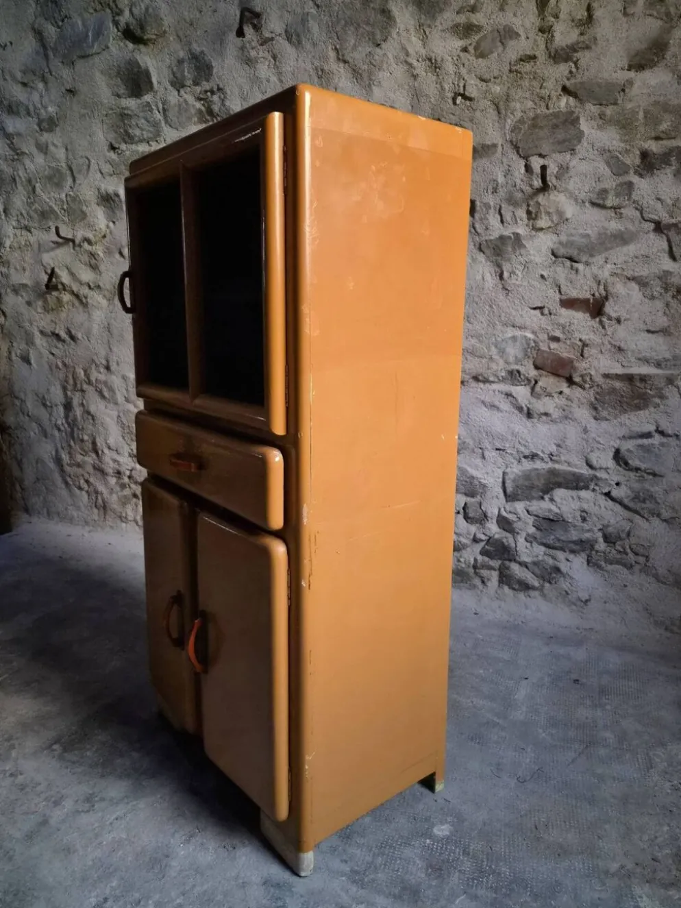 Buffet de cuisine art déco français vintage avec poignées en bakélite, années 1930–1940